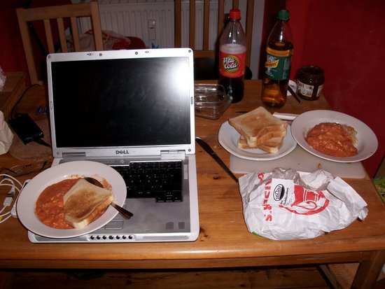 Ein Tisch mit Laptop, zwei Tellern Cipollata und einem Teller mit drei Toastscheiben, weiter hinten eine Flasche Vita Cola, eine Flasche Ginger Ale und ein offenes Nutellaglas